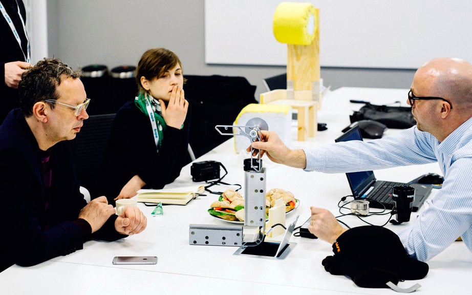 Tom Dixon (left) discusses DELAKTIG's aluminium solution with Mats Sixtensson. 