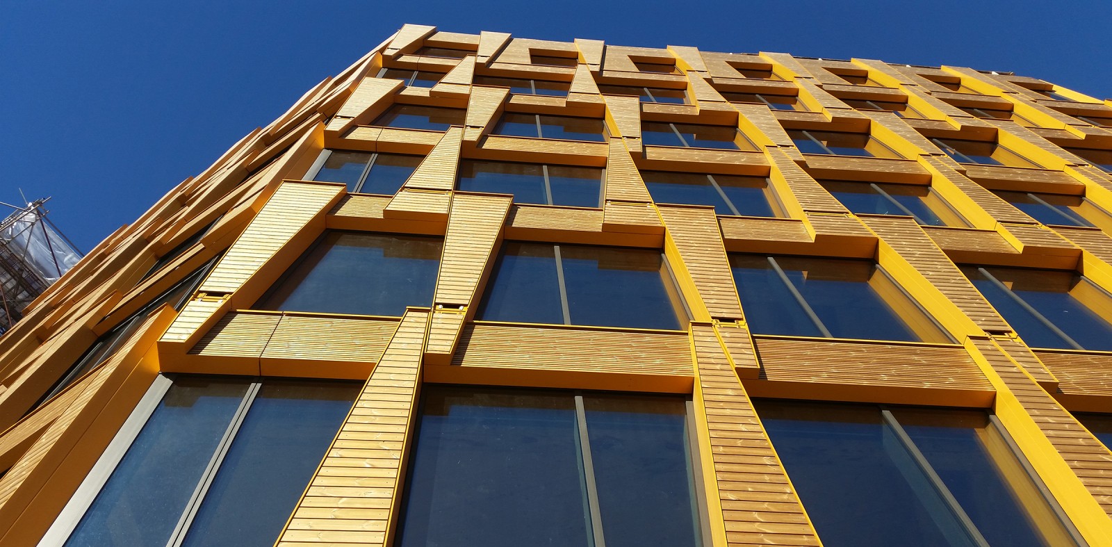 Attaching an element façade of aluminium to a solid-wood construction is not complicated.