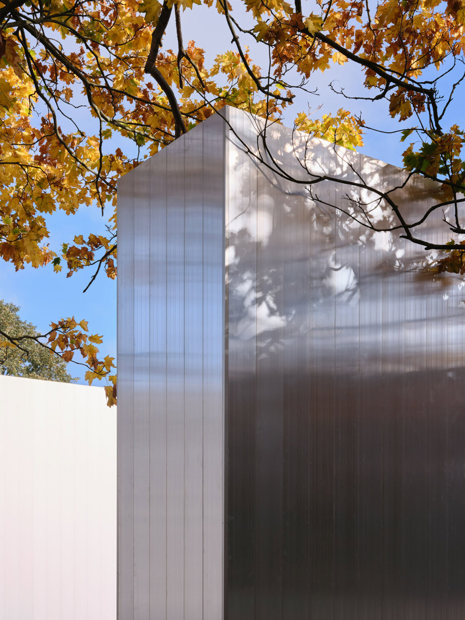 The aluminium façade is made of 4.5 meter high aluminium profiles, originally developed for transport infrastructure, but repurposed for this project.